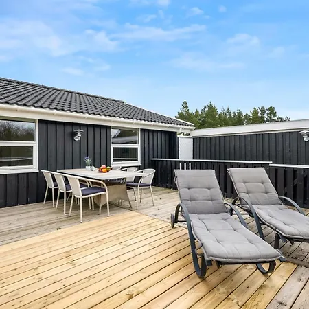 Emilia - 1-8km From The Sea By Interhome Nyaraló